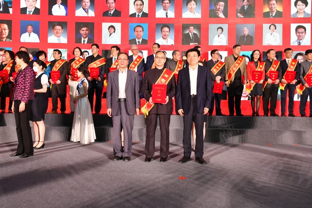 北京膏滋堂醫(yī)學(xué)總監(jiān)董瑞院長(zhǎng) 榮獲“首都名中醫(yī)”榮譽(yù)稱(chēng)號(hào)