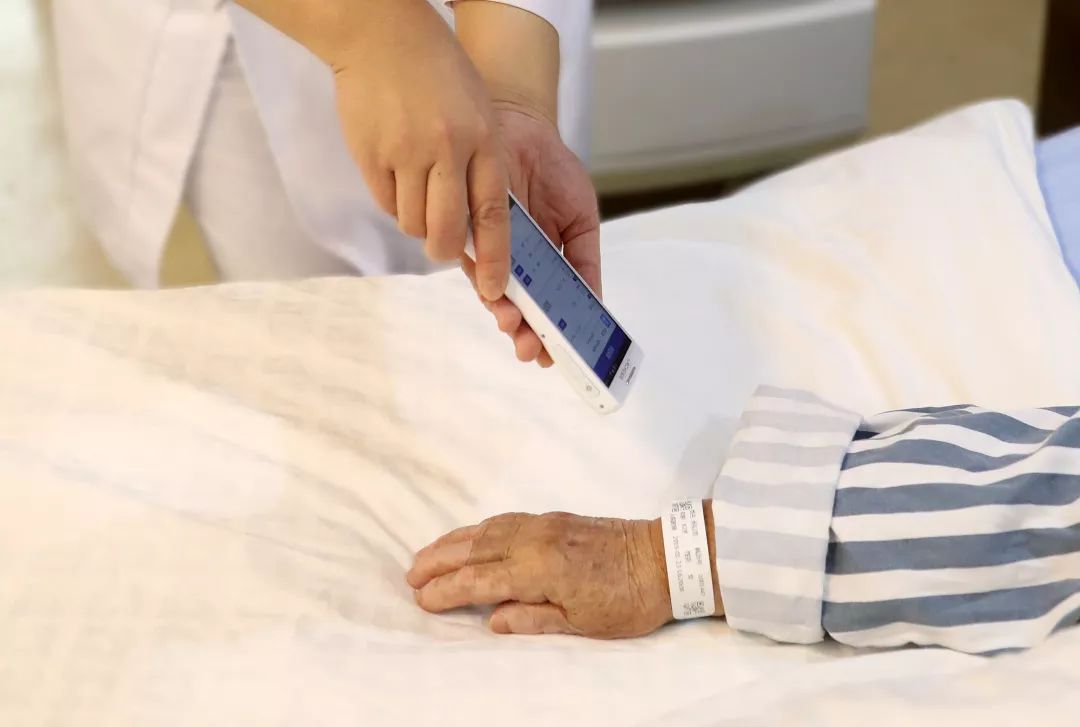 首發(fā)丨走進智慧病房，用科技托起生命的重量